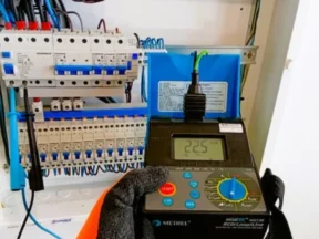Przegląd techniczny instalacji w Warszawie - pomiar czasu zadziałania wyłącznika RCD miernikiem Metrel