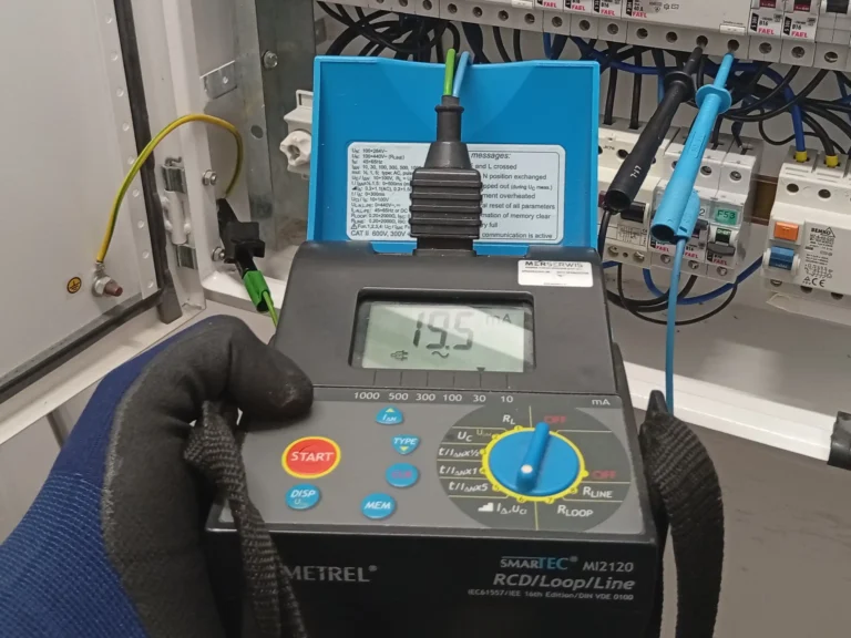 Miernik elektryczny Metrel wykonujący pomiary parametrów instalacji – pomiary i przeglądy elektryczne Warszawa