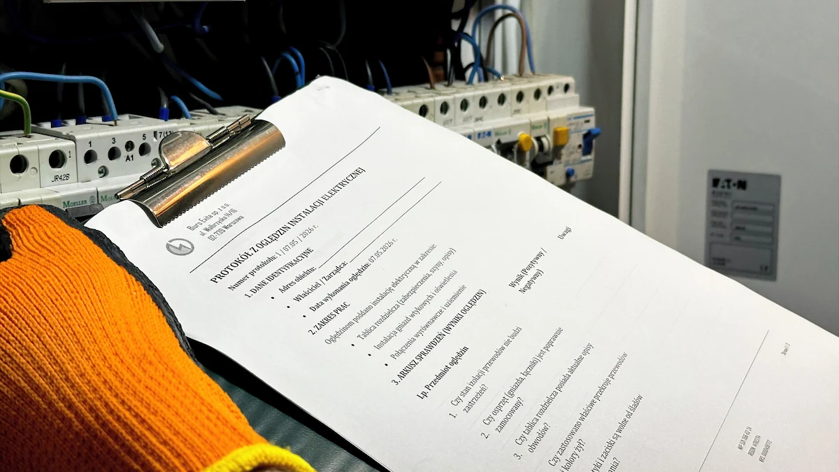 Protokół z oględzin i przeglądu instalacji elektrycznej w Warszawie.