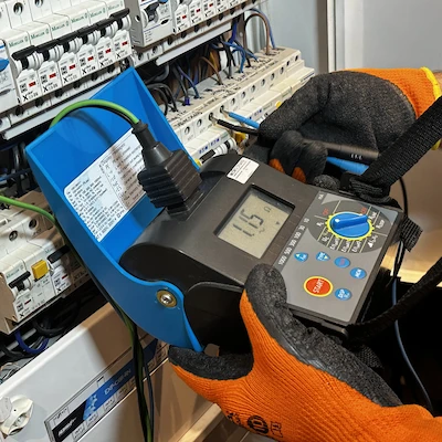 Przegląd elektryczny rozdzielnicy w Warszawie - badanie wyłącznika RCD