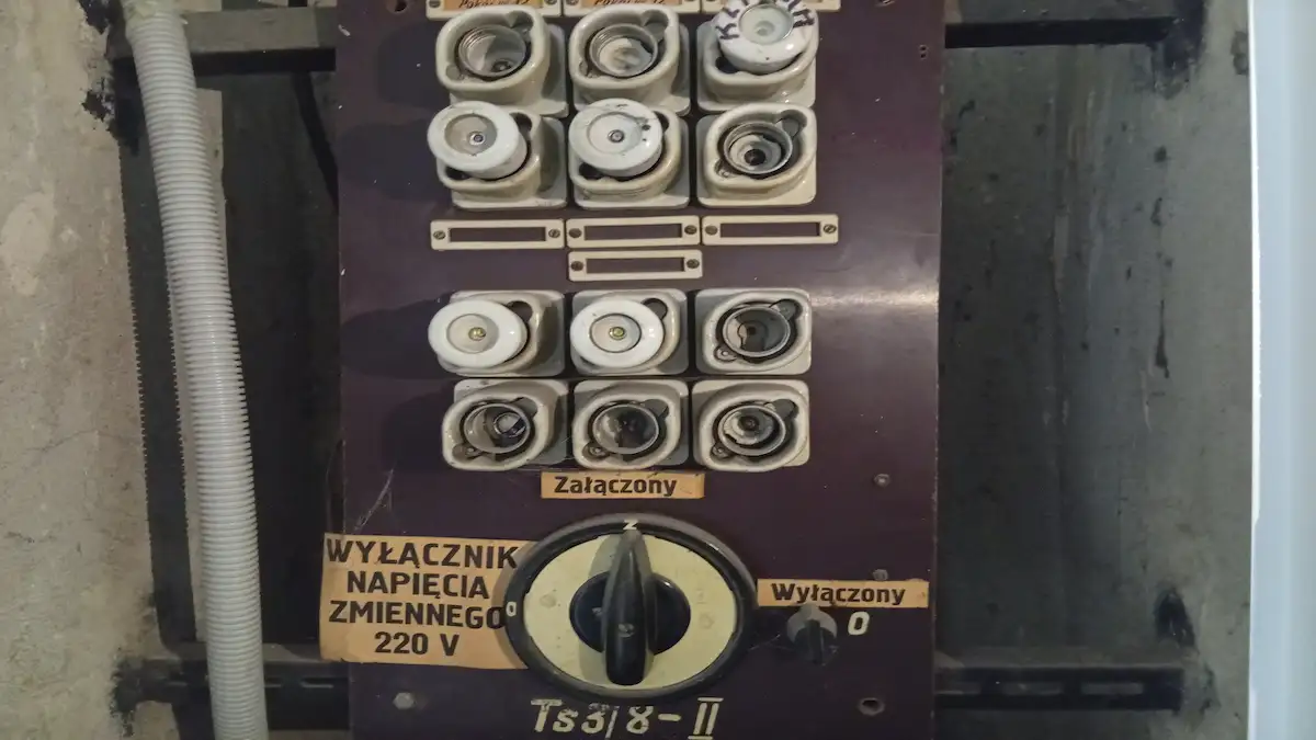 Przegląd rozdzielnicy ze starymi zabezpieczeniami topikowymi.