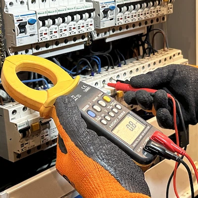Pomiar instalacji elektrycznej za pomocą miernika cęgowego i sondy
