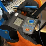 Elektryk wykonuje pomiary elektryczne rozdzielnicy w Warszawie za pomocą profesjonalnego miernika parametrów instalacji.