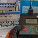Pomiar instalacji elektrycznej w rozdzielnicy po remoncie mieszkania w Warszawie.