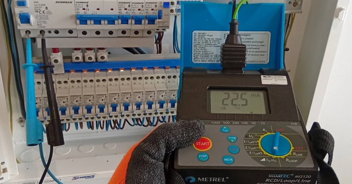 Pomiar instalacji elektrycznej w rozdzielnicy po remoncie mieszkania w Warszawie.