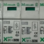 Ograniczniki przepięć SPD w rozdzielnicy elektrycznej podczas kontroli po przepięciu.