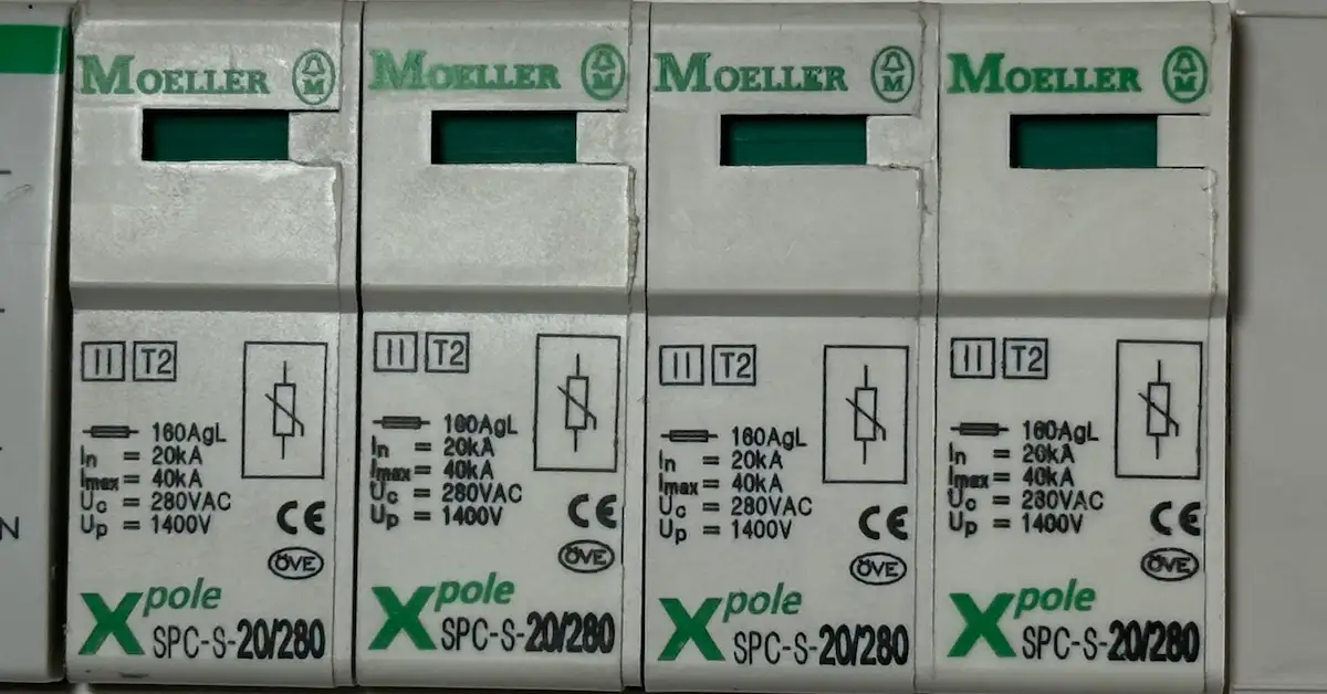 Ograniczniki przepięć SPD w rozdzielnicy elektrycznej podczas kontroli po przepięciu.