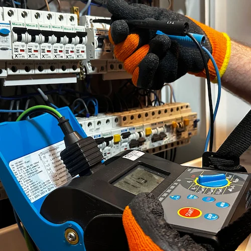 Pomiary w rozdzielnicy elektrycznej na Ochocie