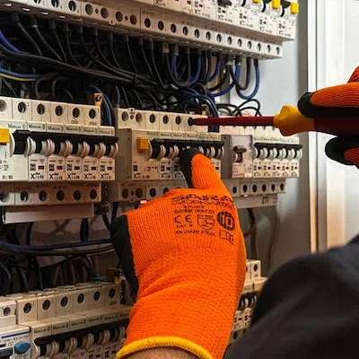 Elektryk wykonuje oględziny rozdzielnicy w Wilanowie